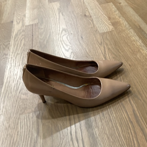 Coach Women’s Tan Leather Closed Toe Formal Pumps Heels - Picture 3 of 9